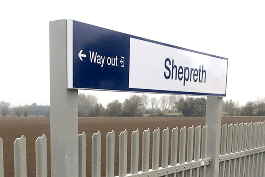 GFK-Schilder und Pfosten