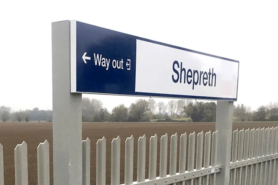 GFK-Schilder und Pfosten