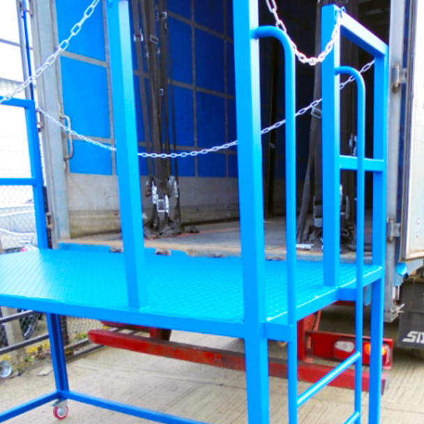 Full Width Unloading Platform With Rungs