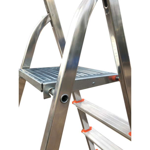 Lightweight Aluminium Platform Stepladder platform close up.
