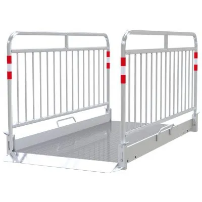 Grabenbrücke aus Aluminium mit Sicherheitsgeländer Grabenbrücke aus Aluminium mit Sicherheitsgeländer