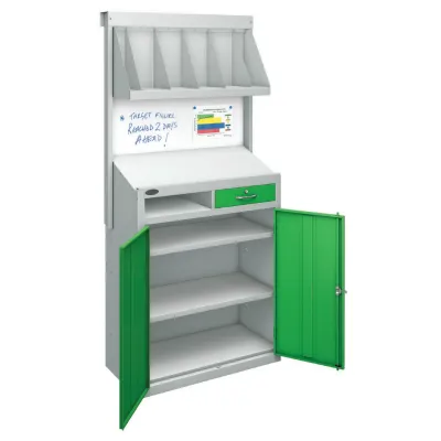 Arbeitsplatz mit Bücherregal und Wischtafel Arbeitsplatz mit Bücherregal und Wischtafel